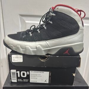 Used Air Jordan 9 Retro 
Black/Gym Red/Metallic Platinum 
Men’s 10.5